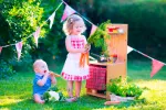 Guarderías ecológicas Dos niños juegan en el jardín de una guardería