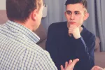 Padre habla con su hijo adolescente sobre el riesgo de las drogas