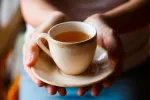 Beneficios del hamamelis para la salud Mujer tomando una infusión de hamamelis