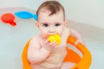 Consejos sobre higiene del bebé para padres primerizos Bebé bañandose