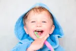 Higiene bucodental en la infancia Niño cepillándose los dientes