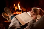 Hygge, la felicidad de los placeres cotidianos Persona disfrutando de los placeres cotidianos
