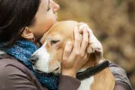 Una mujer abraza a su perro