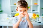 Tratamiento de la encopresis infantil y cómo prevenirla Niño bebiendo agua