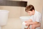 Cómo saber si tu hijo padece encopresis infantil Niño en cuarto de baño