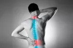 Beneficios de la terapia de reeducación postural Hombre con problemas y dolor en la espalda por malas posturas
