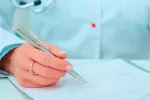 Diagnóstico de la alergia Alergóloga diagnosticando una alergia