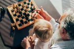 Abuelo jugando al ajedrez con su nieto Juegos mentales para abuelos y nietos