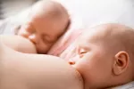 Partos múltiples, ¿lactancia materna o artificial? Gemelos tomando el pecho
