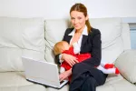 Lactancia en madres trabajadoras Madre trabajadora dando el pecho