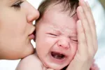 Madre calma el llanto del bebé Causas más frecuentes del llanto del bebé