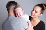 Consejos sobre el llanto del bebé para padres primerizos Padres consuelan al bebé que llora