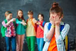 Método KiVa, la solución finlandesa al acoso escolar Alumnos haciendo bullying a una compañera