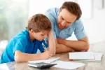 Método Kumon Un padre ayuda a su hijo con los deberes