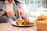 Ventajas del método del plato para tu dieta diaria Mujer comiendo según el método del plato
