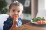 Variedades del método del plato para adultos y niños Niña comiendo según el método del plato