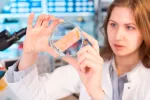 Motivos por los que comeremos carne artificial Investigadora observa un trozo de carne artificial
