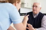 Perfil de los mayores con más riesgo de ser maltratados Una mujer amenaza a un anciano en su hogar