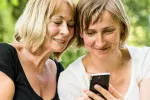 Cómo poner en marcha tu nuevo teléfono móvil Dos adultas ponen en marcha su nuevo teléfono móvil