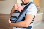 Papá con un portabebés al pecho