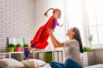 Cómo pueden potenciar los padres la autoestima de un niño Madre potencia la autoestima de su hija