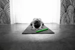 Claves para practicar pound fitness en casa Mujer practicando pound fitness en casa