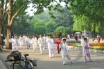 Practica de taichí en un parque Dónde se practica el taichí