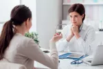 Hemorroides: preguntas frecuentes Paciente preguntando al doctor
