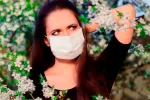 Prevención de la alergia Mujer con mascarilla para prevenir la alergia