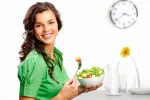 Alimentación sana para prevenir la bulimia Mujer joven comiendo una ensalada