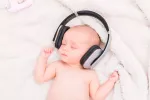 Bebé con unos cascos de música