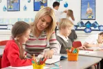 Profesora potencia la autoestima infantil Consejos para que los profesores potencien la autoestima del alumno