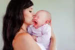 ¿Qué debo de hacer cuando mi bebé llora? Madre coge en brazos a bebé que llora