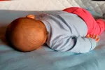 Factores de riesgo de muerte súbita del lactante Bebé durmiendo boca abajo