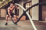 Hombre realizando un ejercicio de battle rope
