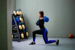 Mujer eligiendo su saco búlgaro para entrenar