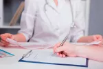 Diagnóstico de la sensibilidad química múltiple Médico realizando un diagnóstico de la enfermedad sensibilidad química múltiple
