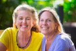 Servicios públicos para mayores homosexuales y grupos de apoyo Una pareja de lesbianas mayores sonríe a la cámara