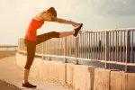 Cómo ha de ser una sesión de entrenamiento de power walking Una mujer calienta antes de comenzar a practicar power walking