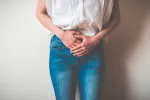 Mujer con síntomas de SIBO Síntomas del SIBO