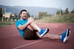 Síntomas de un esguince Deportista con síntomas de un esguince de rodilla