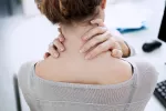 Dolor por fibromialgia Mujer con síntomas de fibromialgia