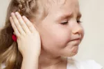 Síntomas de otitis en una menor