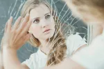 Síntomas del trastorno de despersonalización y cómo detectarlo Síntomas del trastorno de despersonalización, la chica no se reconoce al espejo
