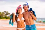 Beneficios del snorkel y contraindicaciones de su práctica Pareja practicando snorkel