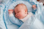 Consejos sobre el sueño del bebé para padres primerizos Recién nacido durmiendo