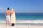 Surfero esperando las olas Cuándo empezar a surfear