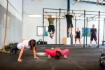Tabla ideal de entrenamiento con burpees Jóvenes haciendo varios tipos de burpees