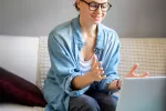 Cómo es una sesión de terapia de psicología online Psicóloga contestando por chat en una sesión de terapia online