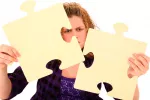 Tipos de autismo: mujer con piezas de puzzle